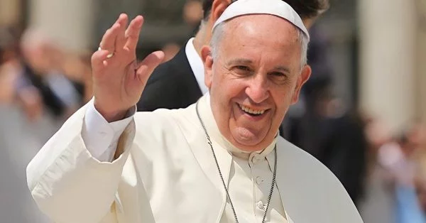 VÍDEO: Milhares de fiéis se despedem do Papa Francisco