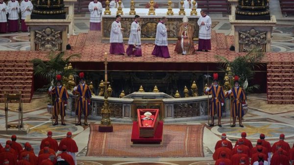 Velório do Papa Francisco é encerrado no Vaticano