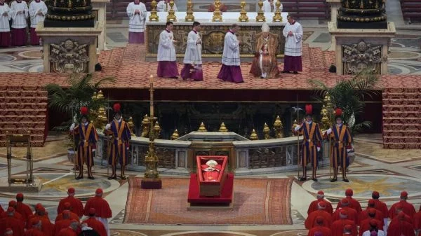 Velório do Papa Francisco é encerrado no Vaticano