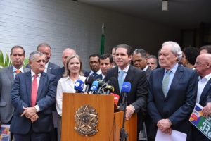 PEC da Segurança Pública é entregue ao presidente da Câmara dos Deputados