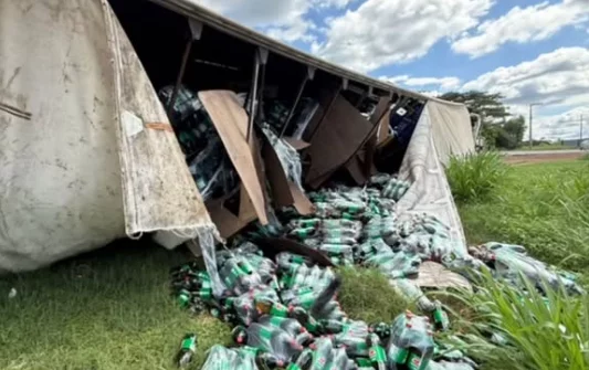 VÍDEO: Caminhão carregado com refrigerantes tomba na BR-226; carga não foi saqueada
