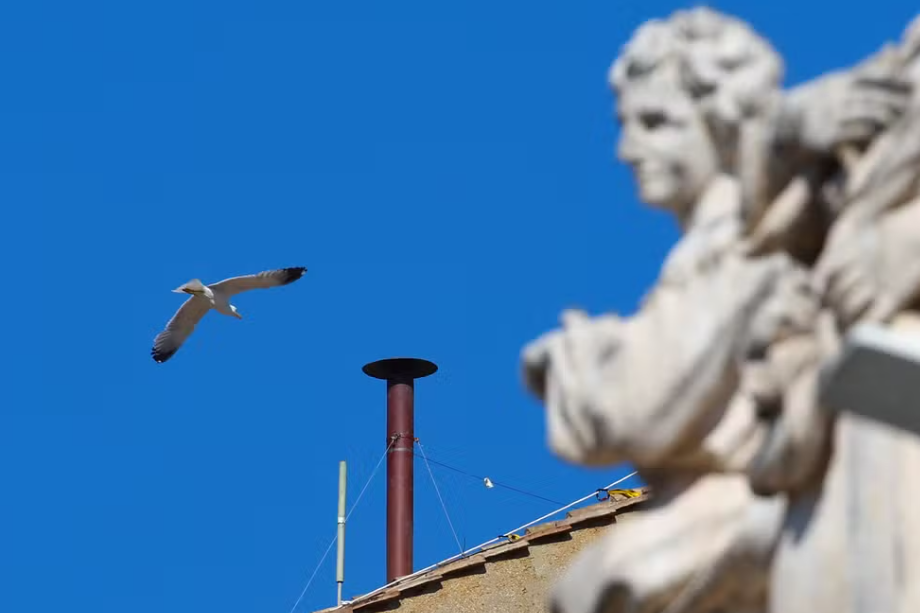 Instalada na Capela Sistina chaminé que anunciará o novo papa