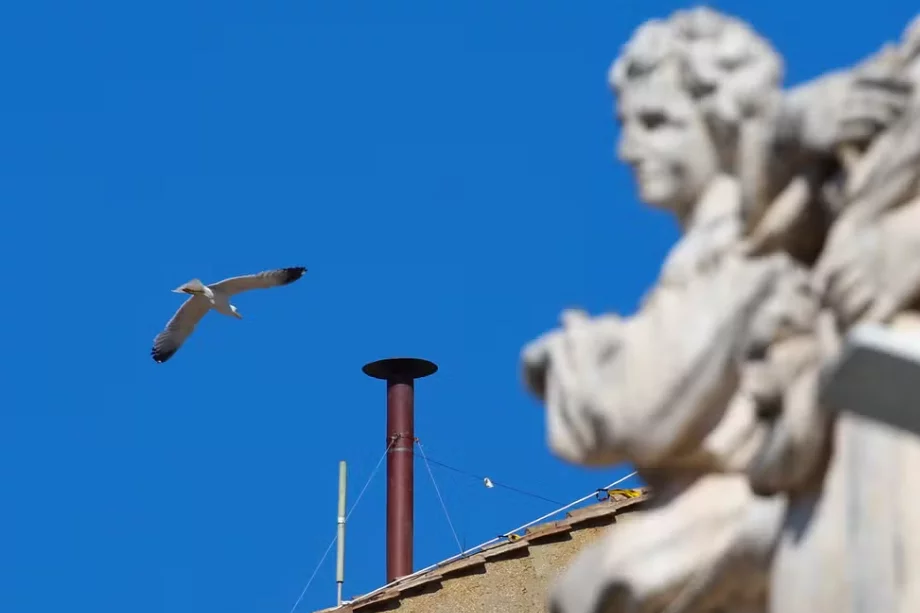 Instalada na Capela Sistina chaminé que anunciará o novo papa