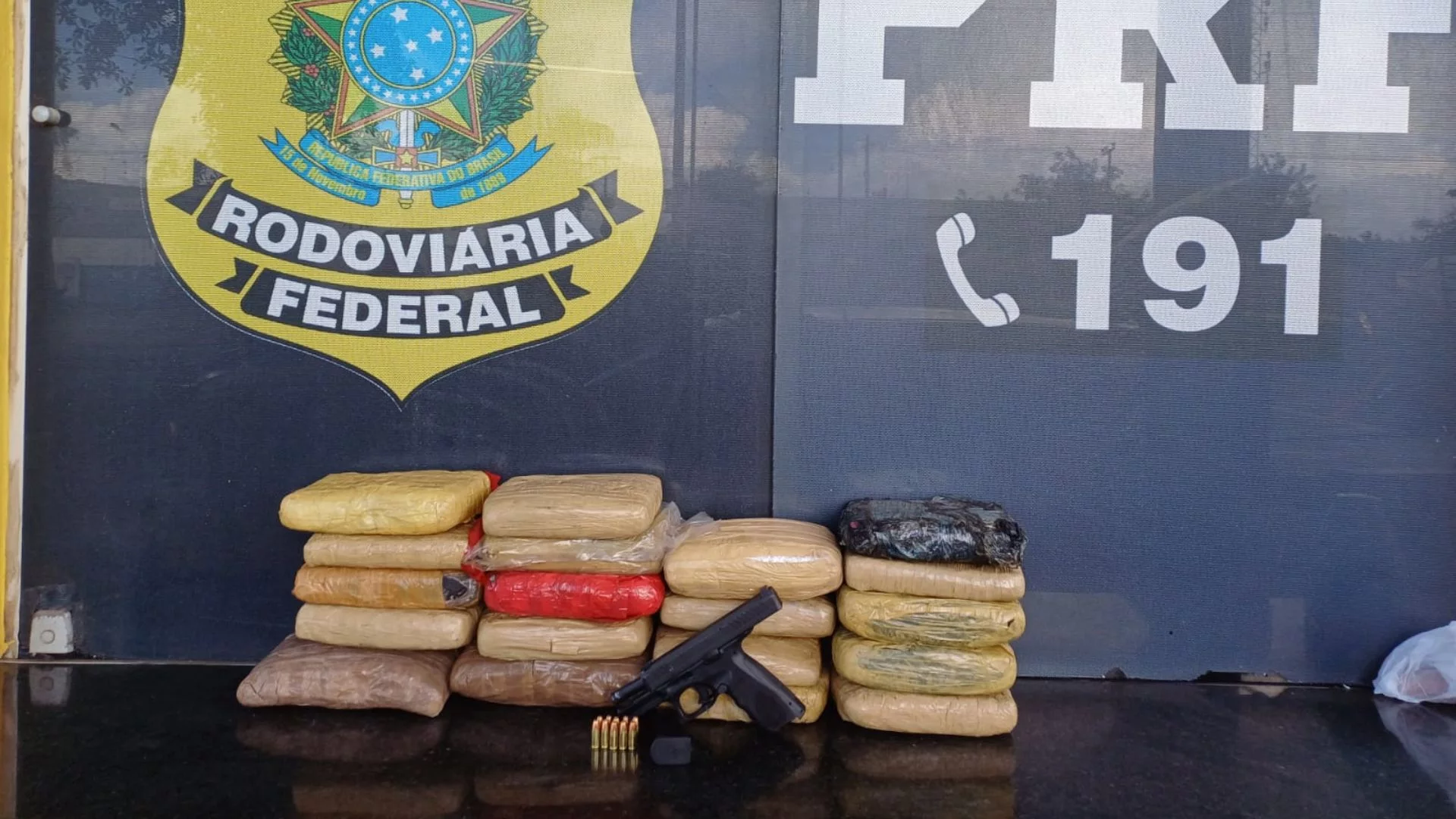 Casal é preso com drogas, arma e munições na BR-135