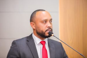 Beto Castro amplia base de apoio e se consolida como favorito à presidência da Câmara