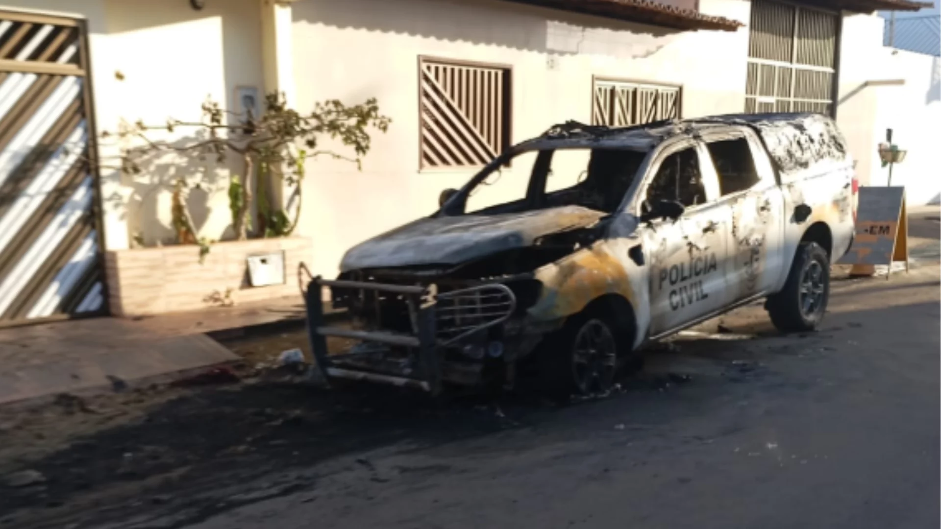 VÍDEO: Criminosos ateiam fogo em viatura da Polícia Civil