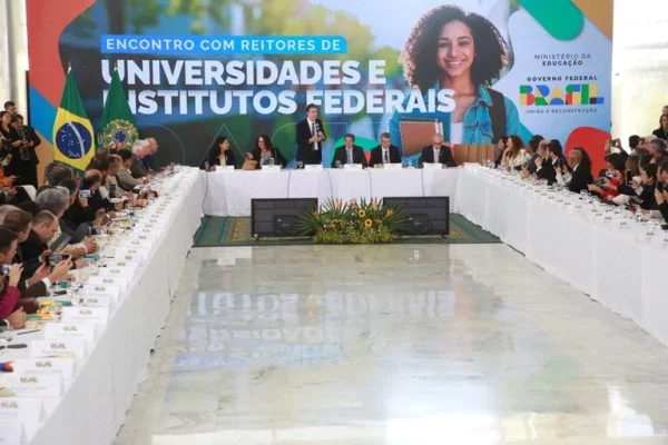 Governo recompõe orçamento das universidades federais