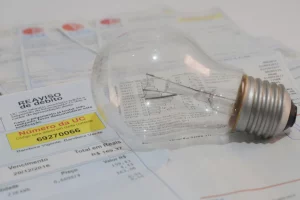 Governo amplia isenção na conta de luz para famílias de baixa renda
