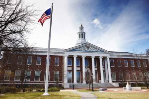 Justiça suspende proibição à matrícula de estrangeiros em Harvard