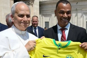 Papa Leão XIV recebe camisa da Seleção Brasileira