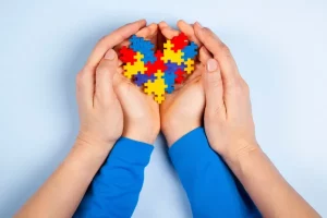 Justiça garante redução de jornada a mãe de criança com autismo