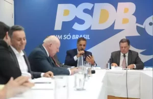Cúpula do PSDB aprova incorporação do Podemos