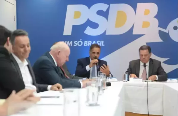 Cúpula do PSDB aprova incorporação do Podemos
