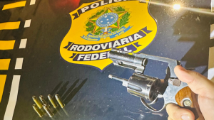 PRF apreende revólver durante fiscalização na BR-316