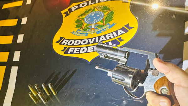 PRF apreende revólver durante fiscalização na BR-316