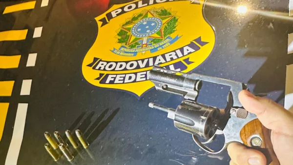PRF apreende revólver durante fiscalização na BR-316