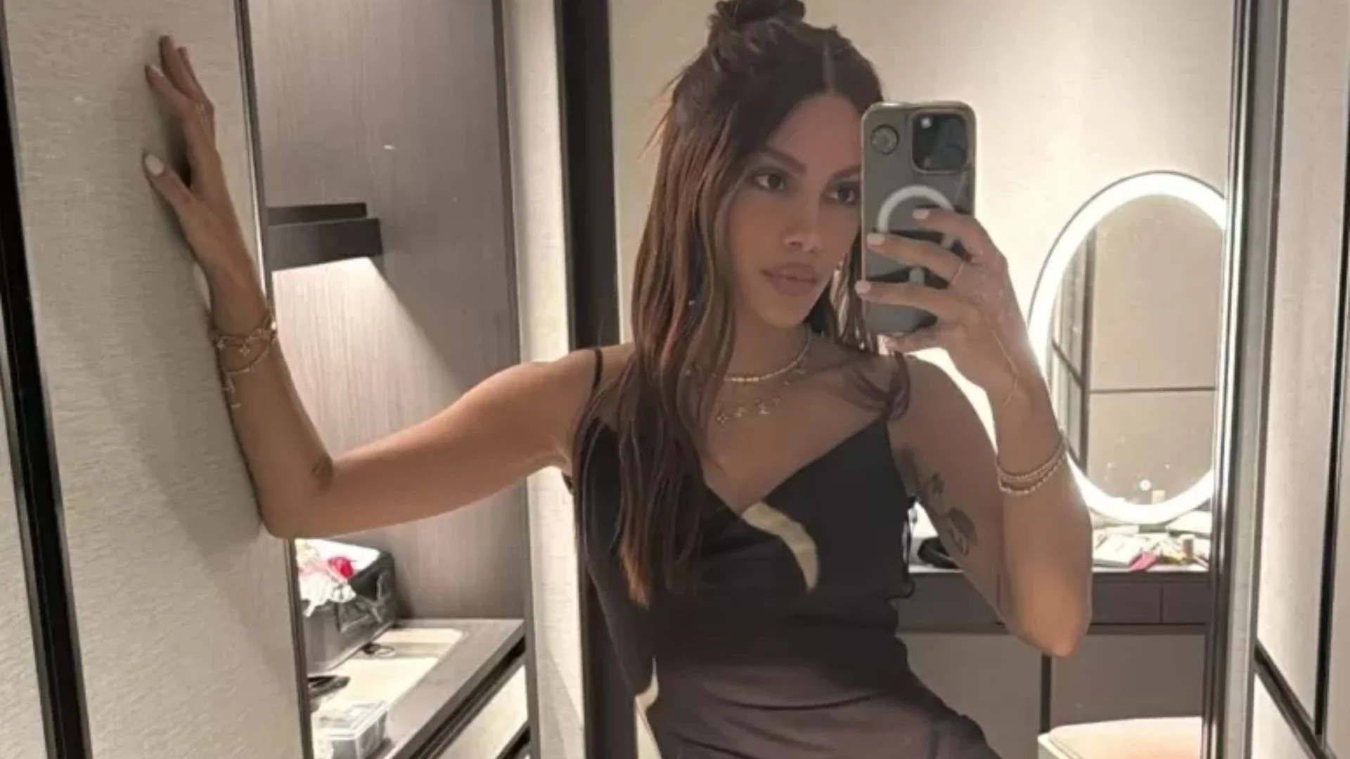 VÍDEO: Anitta choca ao reaparecer na web com novo rosto