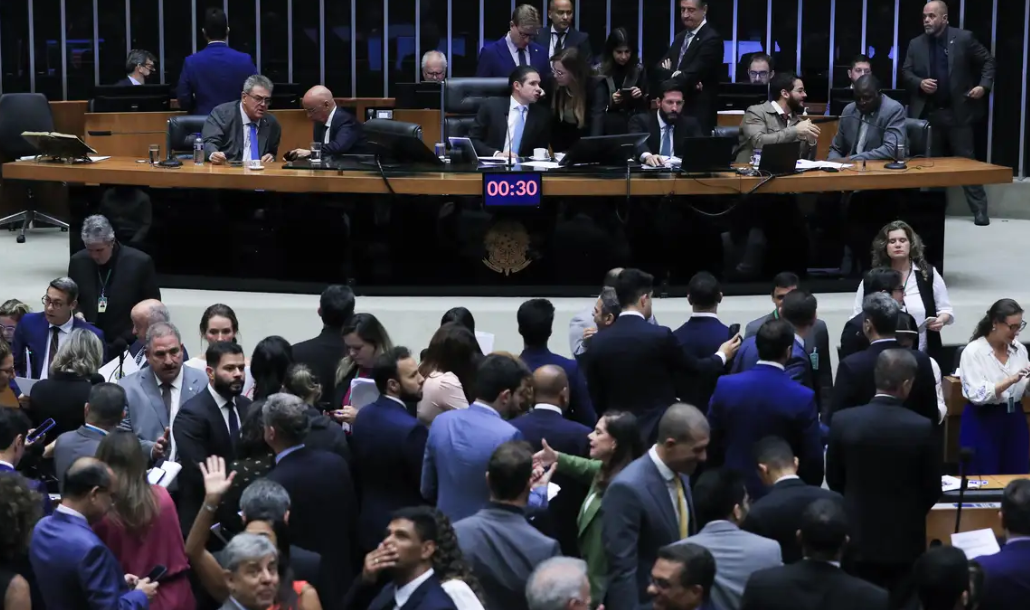 Câmara aprova urgência para suspender decreto do IOF