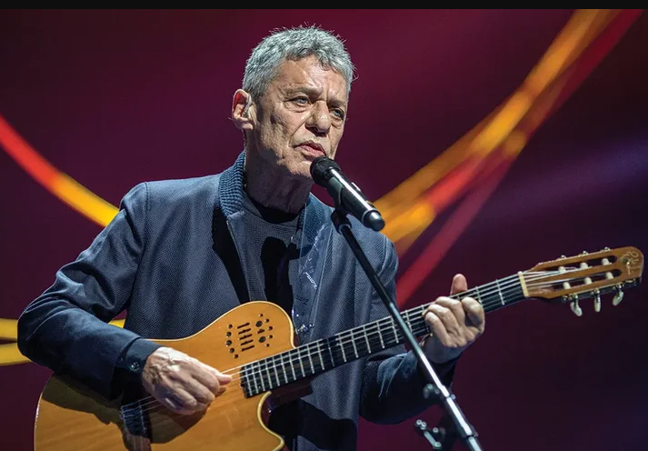 Chico Buarque passa por cirurgia delicada no crânio em São Paulo