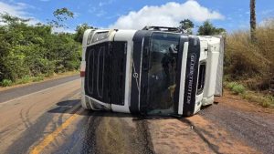 Motorista fica ferido após carreta tombar na BR-222