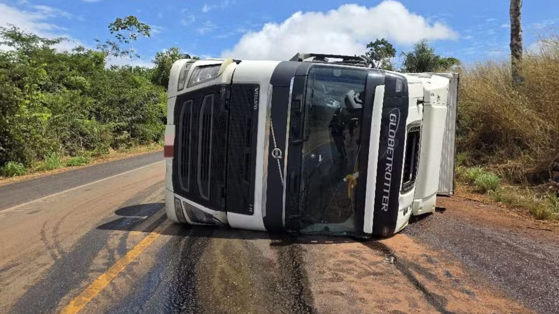 Motorista fica ferido após carreta tombar na BR-222