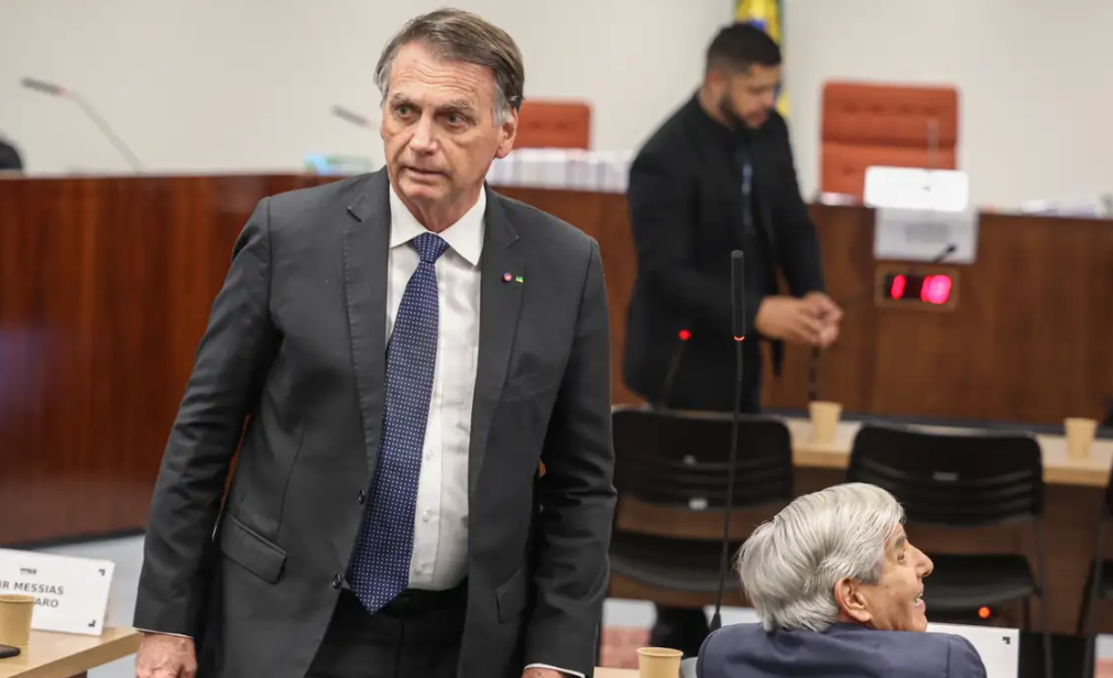 Bolsonaro nega plano de golpe, pede desculpa ao STF e critica urnas