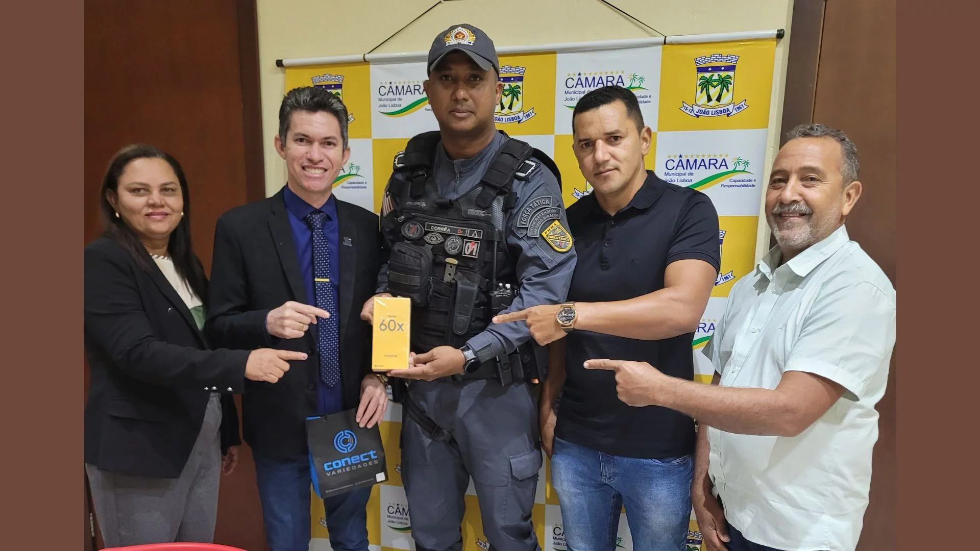Vereadores de João Lisboa doam celular para reforçar o disque-denúncia da PM