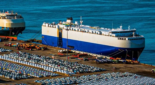 Navio transportando 3.000 carros é abandonado no Pacífico