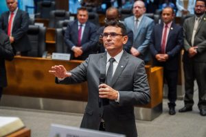 Pastor Enos Ferreira toma posse como deputado estadual
