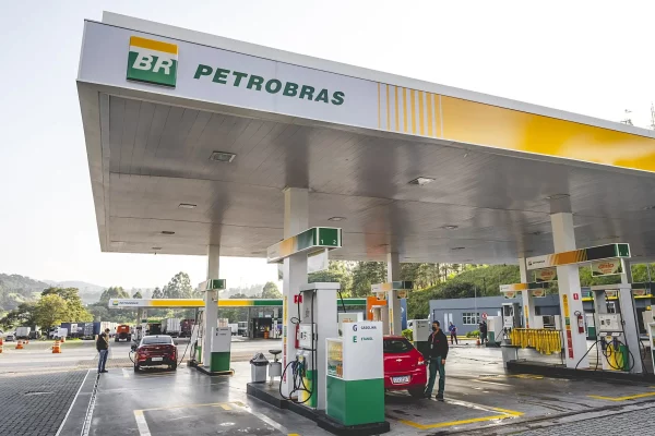 Gasolina tem preço reduzido para distribuidoras
