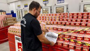 Irregularidades levam à interdição de setores em supermercado