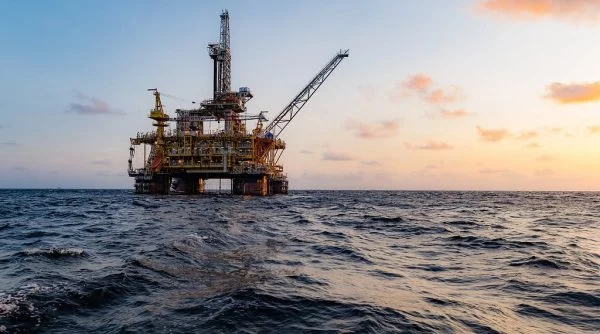 Petróleo dispara com tensão entre Irã e Israel