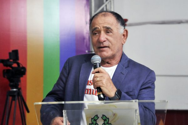 Judiciário realiza casamento comunitário com as cores da diversidade e a bandeira do respeito