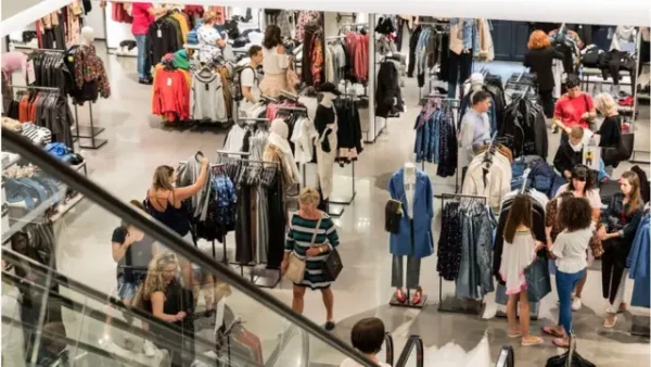 Projeto propõe liberar trabalho aos domingos e feriados no comércio