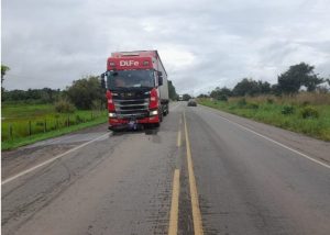 Motociclista morre após invadir contramão e colidir em carreta na BR-316