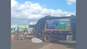 Motociclista morre em acidente com caminhão de limpeza pública