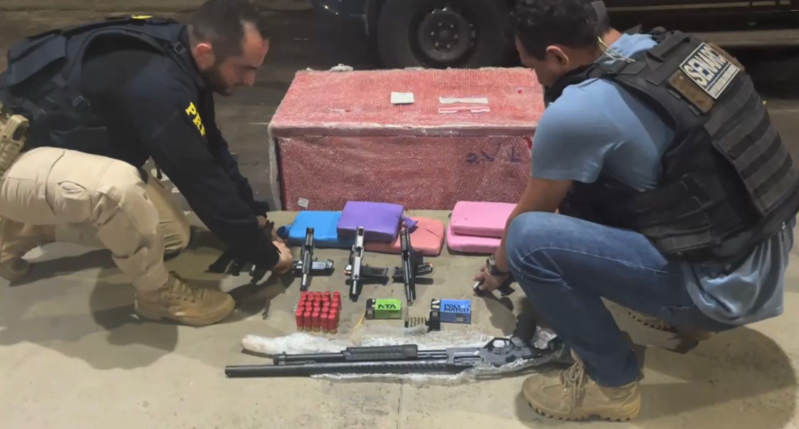 VÍDEO: Passageiro é flagrado com armas e drogas em ônibus