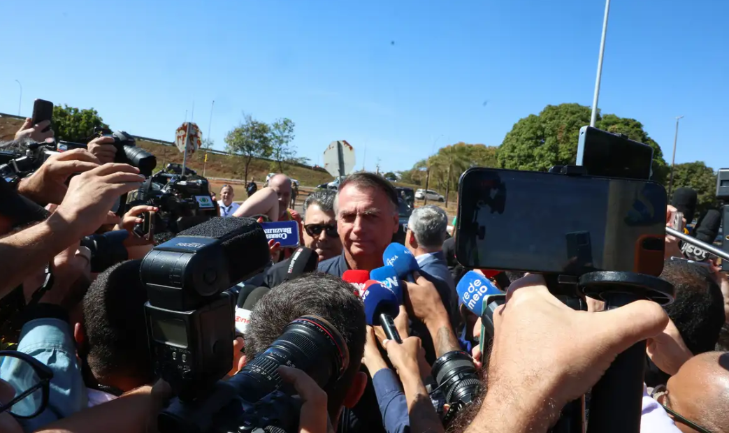 Bolsonaro nega ter descumprido proibição de uso de redes sociais
