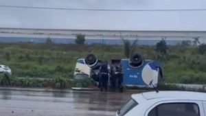 VÍDEO: Carro-forte capota na BR-135 durante chuva em São Luís