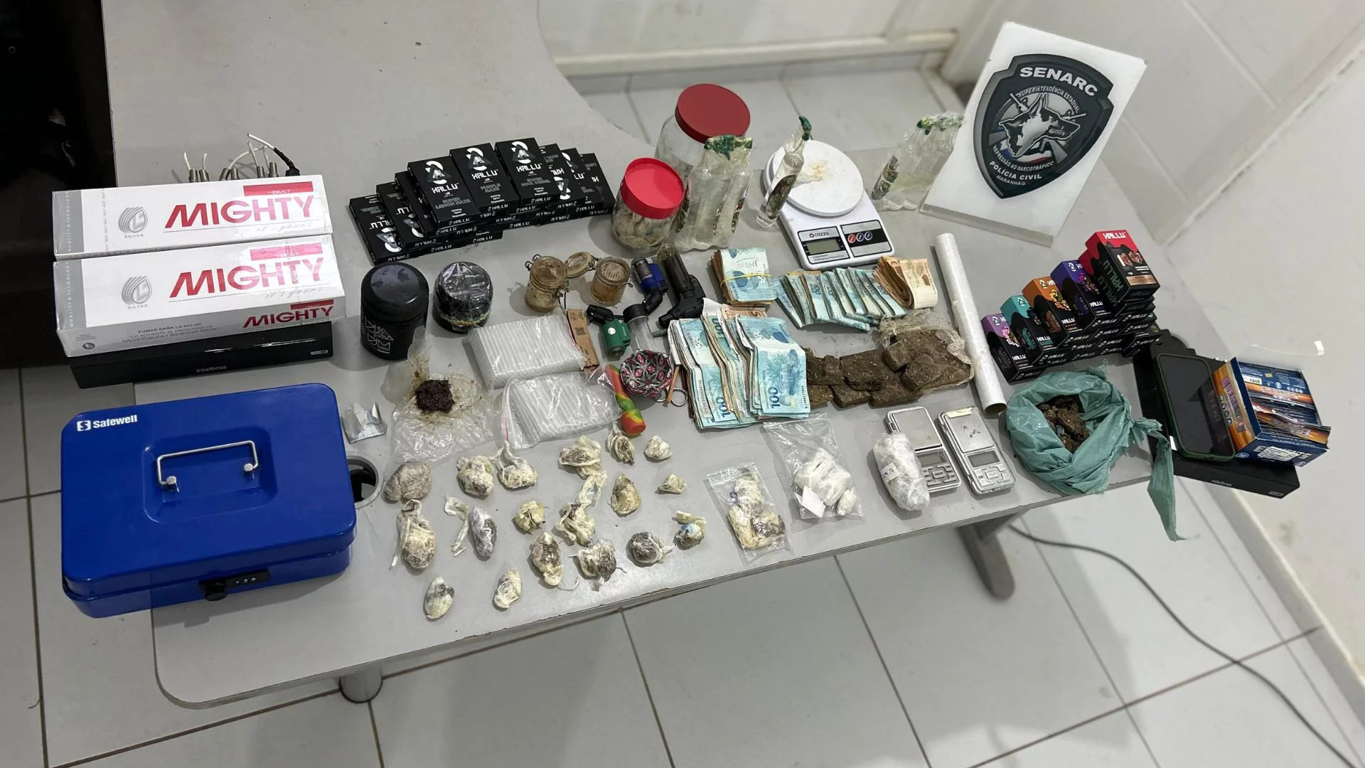 VÍDEO: Drogas, arma, vapes e R$ 16 mil são apreendidos no MA