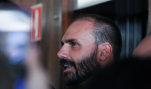 Moraes determina bloqueio de bens e contas de Eduardo Bolsonaro