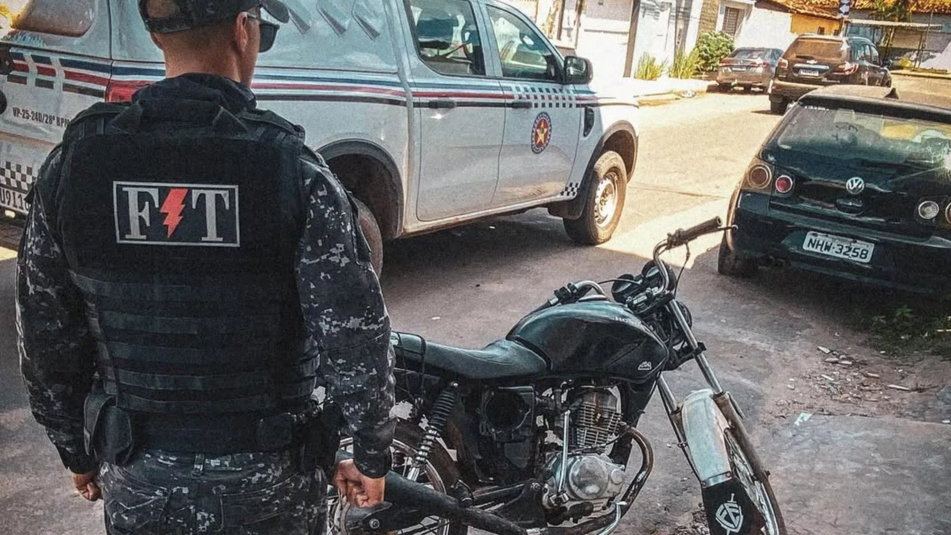 ÁUDIO: Homens em moto adulterada são presos após fuga