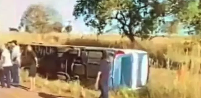 VÍDEO: Ônibus com passageiros do Pará tomba na BR-226, no MA