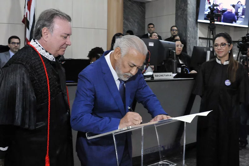 Eulálio Figueiredo toma posse como desembargador do TJMA