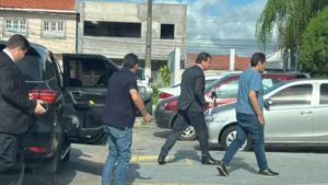 Prefeito acusado de matar PM se entrega à polícia