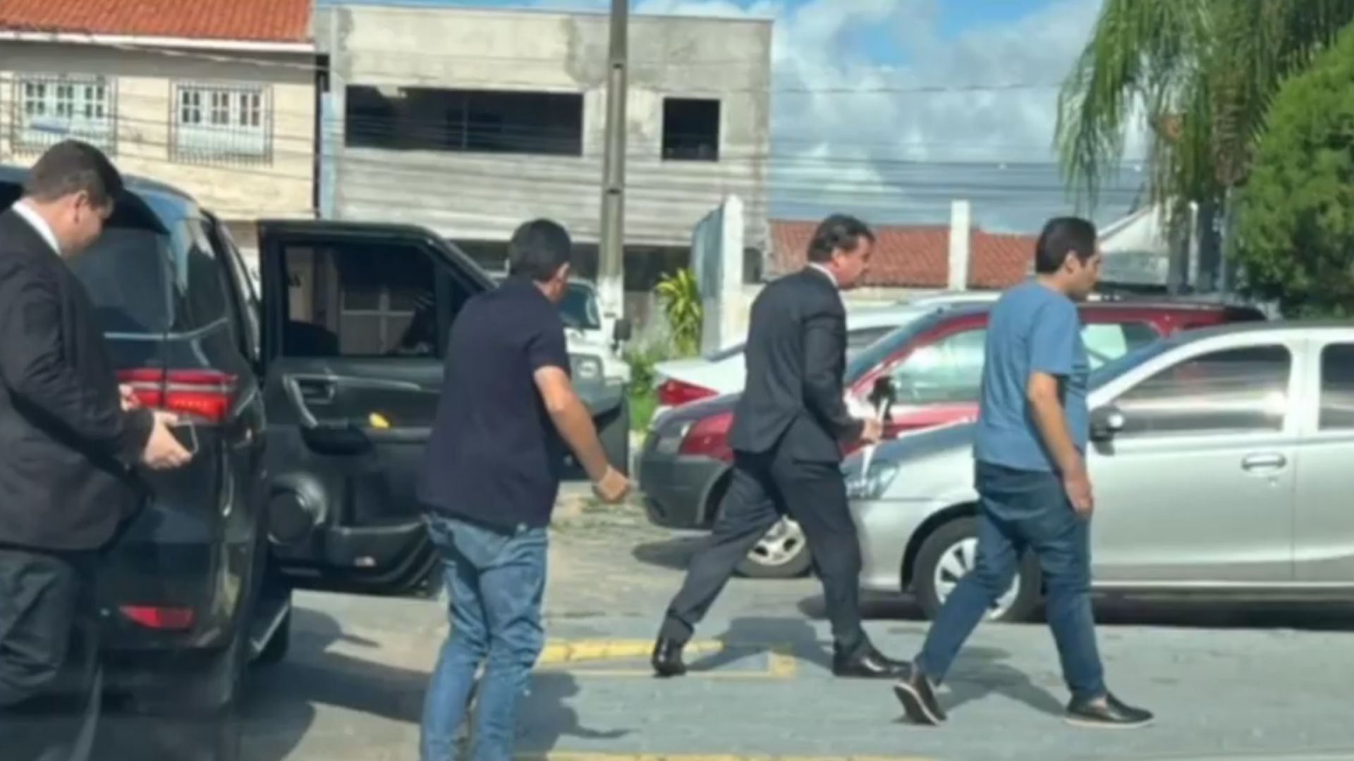 Prefeito acusado de matar PM se entrega à polícia