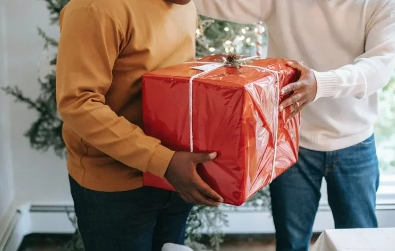 Maioria deve comprar presente dos pais em lojas físicas