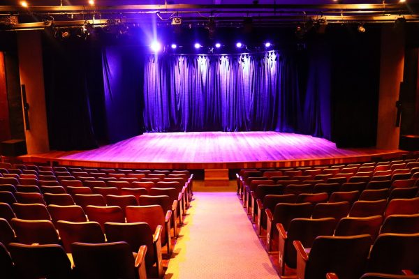 Poeta lança livro no Teatro Sesc