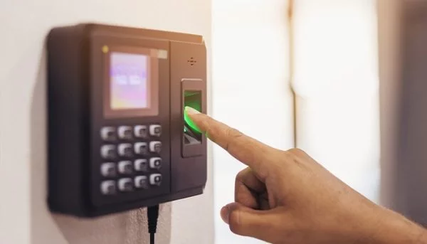 Servidor faltava ao trabalho, mas recebia salário