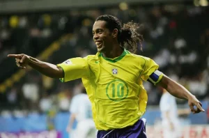 Camisa histórica de Ronaldinho é relançada